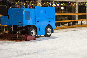 machine levels the ice after skating