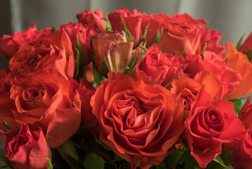 walentynkowy bukiet róż z przybraniem