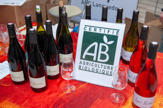 Salon du vin bio, bouteilles avec logo AB