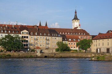 Fototapeta na wymiar Main und Rathaus in Würzburg