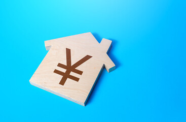 Obraz premium House with a chinese yuan or japanese yen symbol. Solving housing problems, deciding buy or rent real estate. Search for options, choice of residential buildings. Property price valuation evaluation.