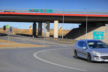 Samochody na skrzyżowaniu, rondzie, trasie ekspresowej, wiadukt, most.