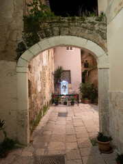 Fototapeta na wymiar Bari Vecchia, Vicolo Corte Alberolungo, con statua di Padre Pio, Bari, Puglia, Sud, Italia