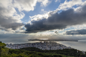 Vista da cidade de Florianópolis e o continente ao fundo com a ponte interligando os lugares....