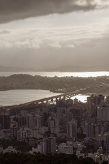 cidade de Florianópolis com brilho do Sol intenso 