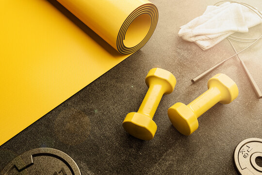 3d Illustration von Hanteln oder Gewichten und Yoga Matte als Konzept für Fitness Training im Gym oder Studio für ein gesundes Leben