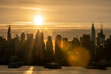 Obraz premium Stunning morning sunrise over Manhattan skyline in silhouette and vivid sky-clouds.