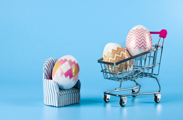 The idea of home delivery of purchases for Easter, on a blue background, the concept of online shopping, e-commerce, sales
