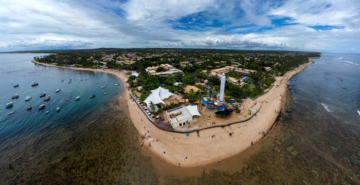 Imagem a&eacute;rea da praia da Praia do Forte, munic&iacute;pio de Cama&ccedil;ari, Bahia, Brasil