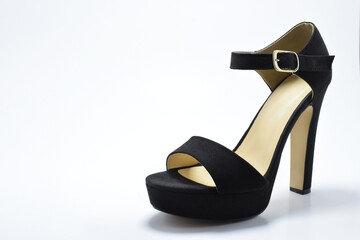 Zapato de tacón negro. Zapato de mujer para fiesta, calzado formal, espacio para texto al lado izquierdo sobre un fondo blanco.