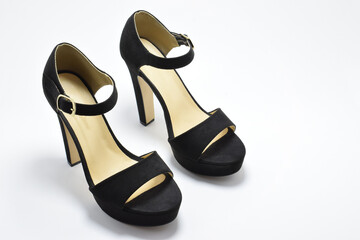 Zapatos de tacón negros. Zapato de mujer para fiesta, calzado formal, espacio para texto al lado derecho sobre un fondo blanco, vista superior.