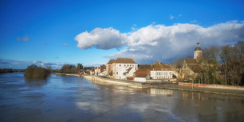 Fototapeta na wymiar Seurre vue du pont sur la Saône en crue, Bourgogne, France