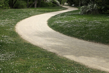 Chemin de promenade dans un espace vert	