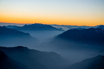 Obraz na płótnie Canvas Mountains shrouded in fog