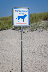 Am Strand, Hundestrand an der Ostsee steht ein Schild welches den Bereich des Hundestrandes...