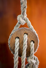 Eine Spannrolle aus Holz, oder auch dreilöchrige Jungfrau genannt.