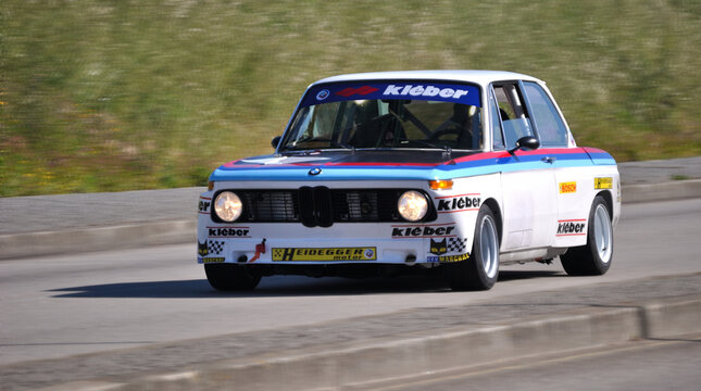 Carro cl&aacute;ssico alterado para desporto de rali, marca alem&atilde;, tunning, estilo de vida, movimento e velocidade