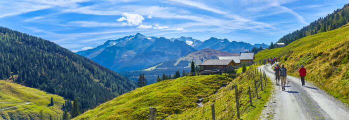 Schönes Bergpanorama mit einer Wandergruppe, im Salzburger Land, oberhalb von Wald im Pinzgau,  Österreich.