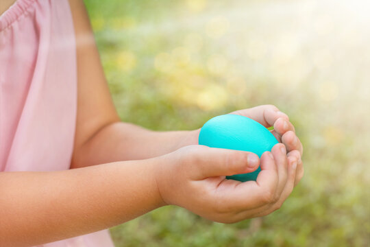 Child keeps easter egg in hands