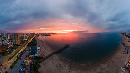 Atardecer sobre ciudad de Punta del Este, Uruguay