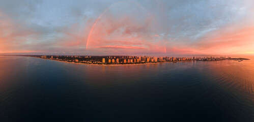 Vista aérea de arcoíris y ciudad de Punta del Este, Uruguay