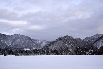 Fototapeta na wymiar 白川郷から見える山