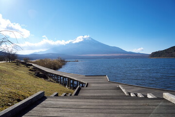 山中湖と桟橋と冬の富士山の風景