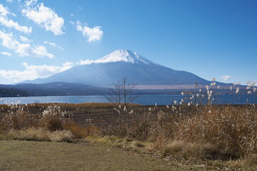 Fototapeta na wymiar 美しい冬の山中湖の晴天の日の風景