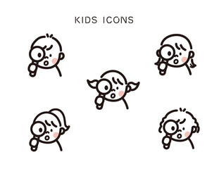 虫眼鏡を持つ子ども