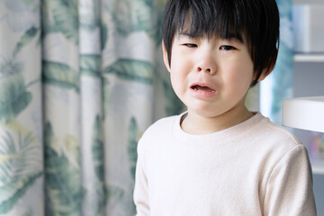 怖くて泣くアジア人の幼児	