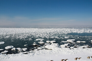 流氷が接岸する海  © まり子 佐藤