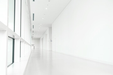白い壁の綺麗な建物の廊下