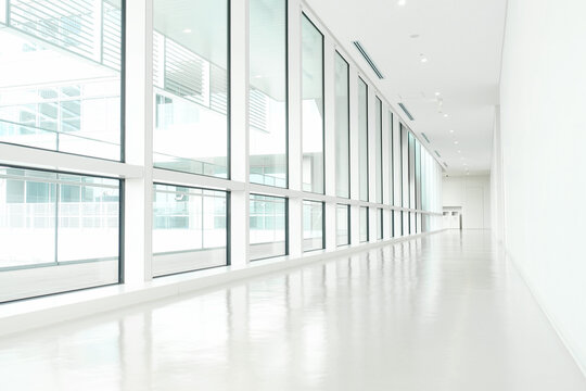 綺麗な建物の中の、ガラスに面した白い廊下
