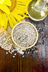 Flour sunflower in bowl with flower on board top