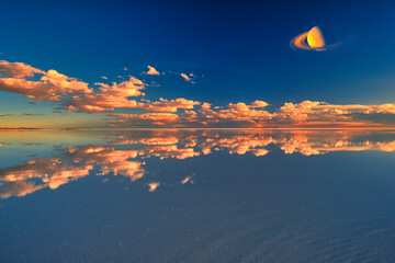 ミラーレイク・ウユニ塩湖の美しい夕景