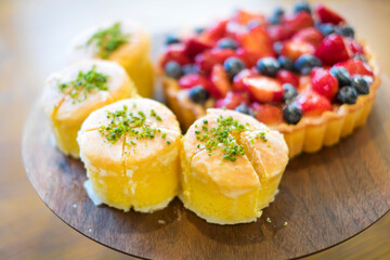レモンケーキと苺のタルト