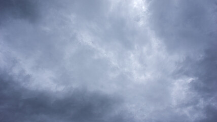 放射状に広がる不吉な雲