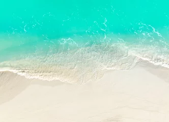 Foto op Plexiglas Bovenaanzicht van achtergrond zomer strand Golf water kust zandstrand - Zomer patroon afbeelding © SASITHORN