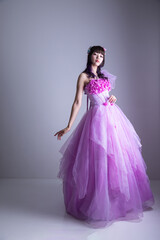 Fototapeta premium ピンクのドレスを着て見つめる女性 dress