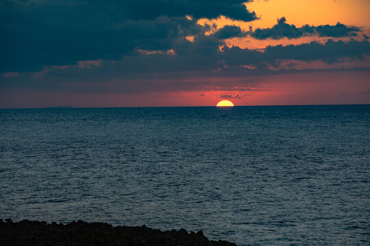 沖縄の夕日が沈む瞬間