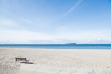 海辺のベンチ
