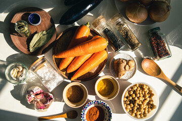 カレーの材料　人参や玉ねぎなどの野菜とローリエや胡椒などのスパイス