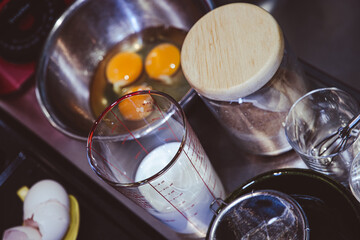 プリンを作る一コマ　卵・牛乳・砂糖