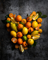 Composition coeur de fruits agrumes oranges citrons clémentines mandarines citrons verts