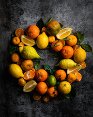 Composition couronne de fruits agrumes oranges citrons clémentines mandarines citrons verts