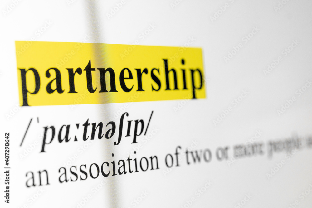 Fototapete partnership text macro shot highlighted in yellow color on computer screen