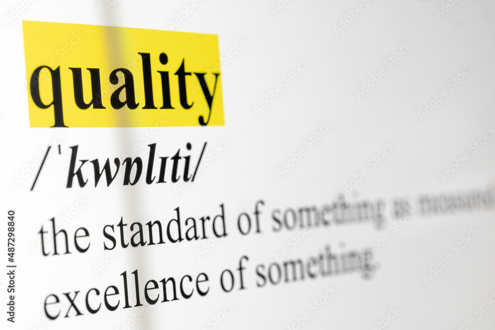 Fototapete quality text macro shot highlighted in yellow color on computer screen