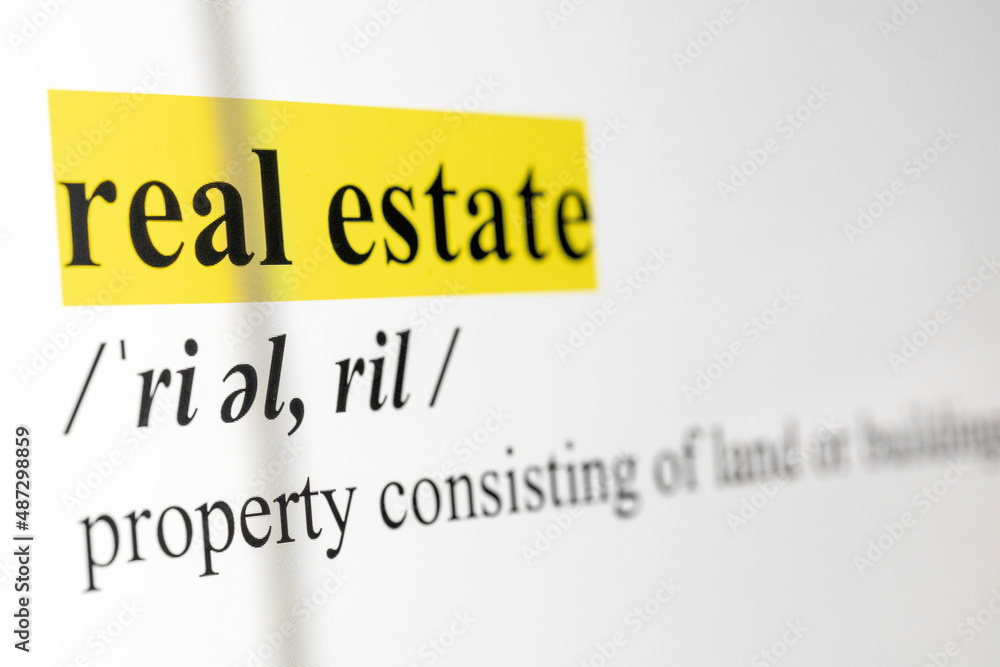 Fototapete real estate text macro shot highlighted in yellow color on computer screen