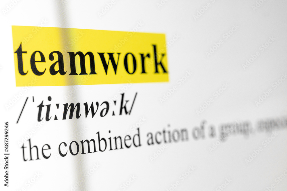 Fototapete teamwork text macro shot highlighted in yellow color on computer screen