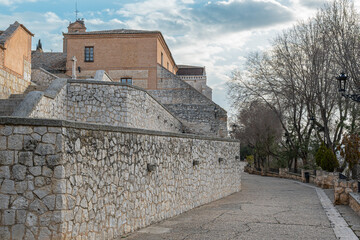 Escaleras de piedra al mirador del Duero en la villa de Tordesillas, provincia de Valladolid,...